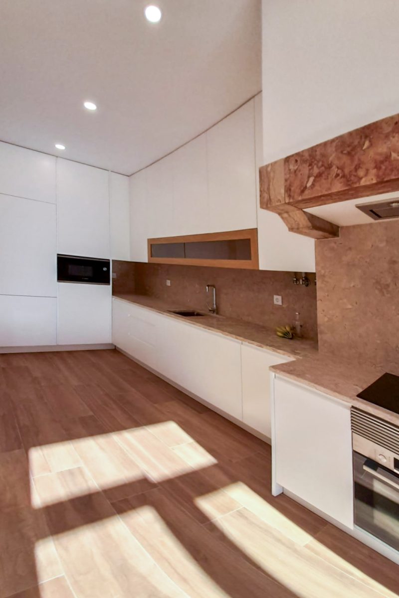 A Maycorbuild fornece obras de remodelação e renovação da sua casa. Cozinha de um apartamento moderno com traços tradicionais