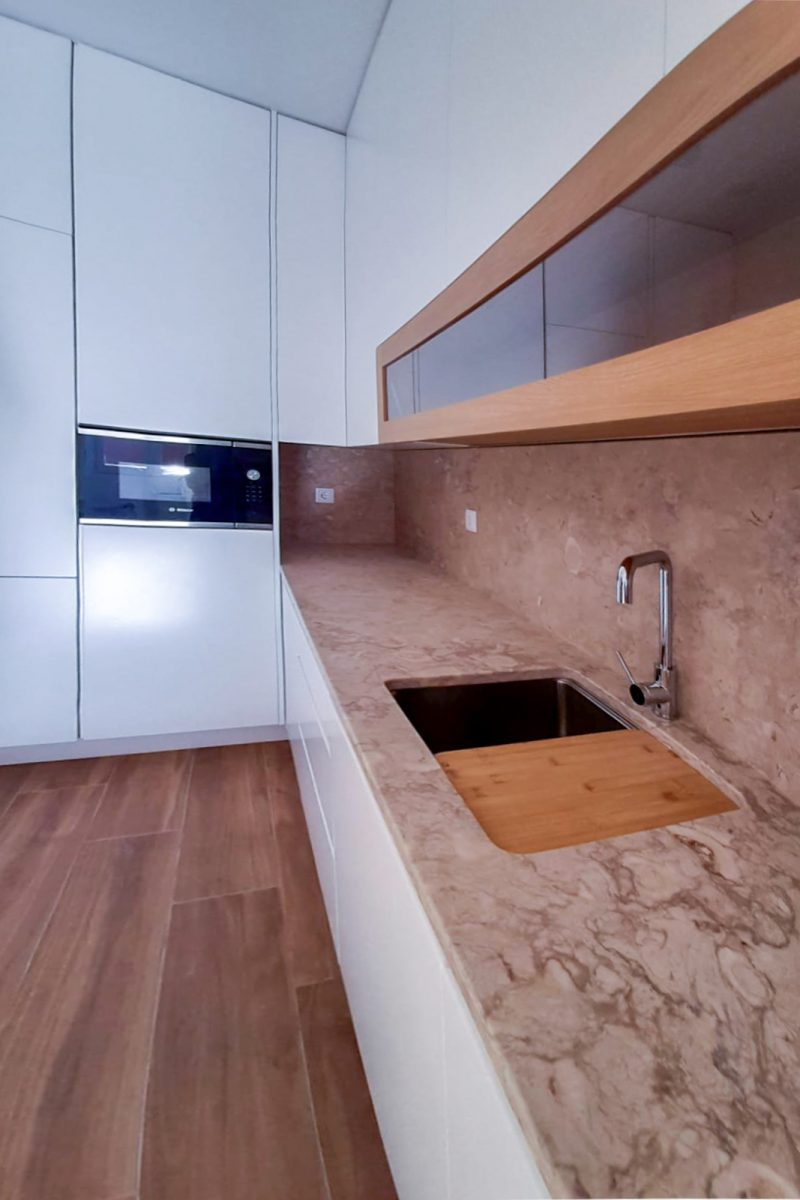 A Maycorbuild fornece obras de remodelação e renovação da sua casa. Cozinha de um apartamento moderno com traços tradicionais.